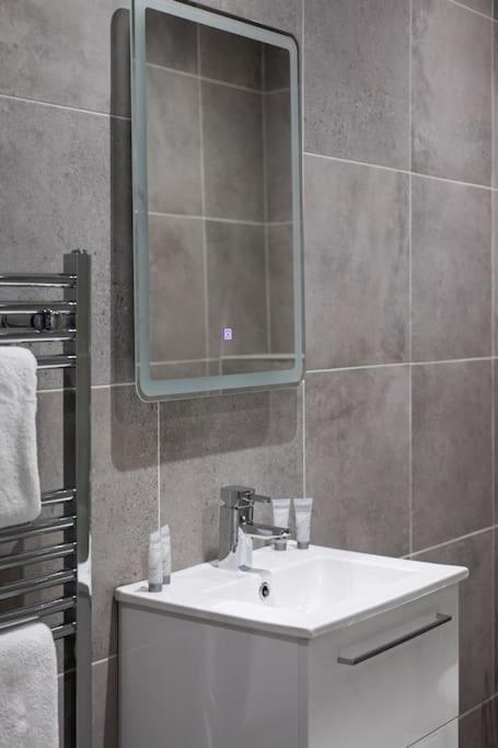 בלפסט Luxury, Sleeps 6, City Centre מראה חיצוני תמונה